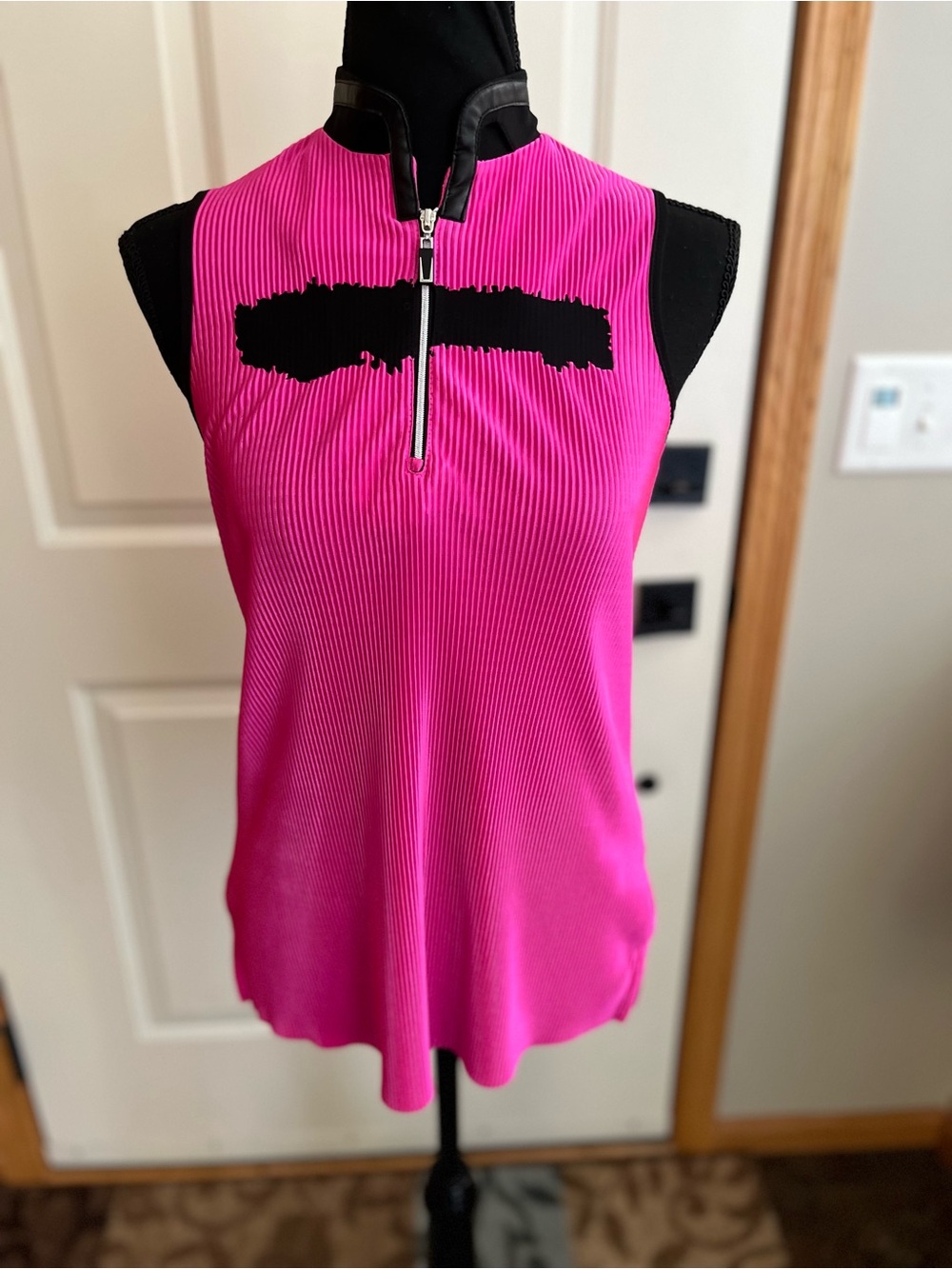 Women’s Jamie Sadock high performance hot pink black sleeveless 1/4 zip polo. XS